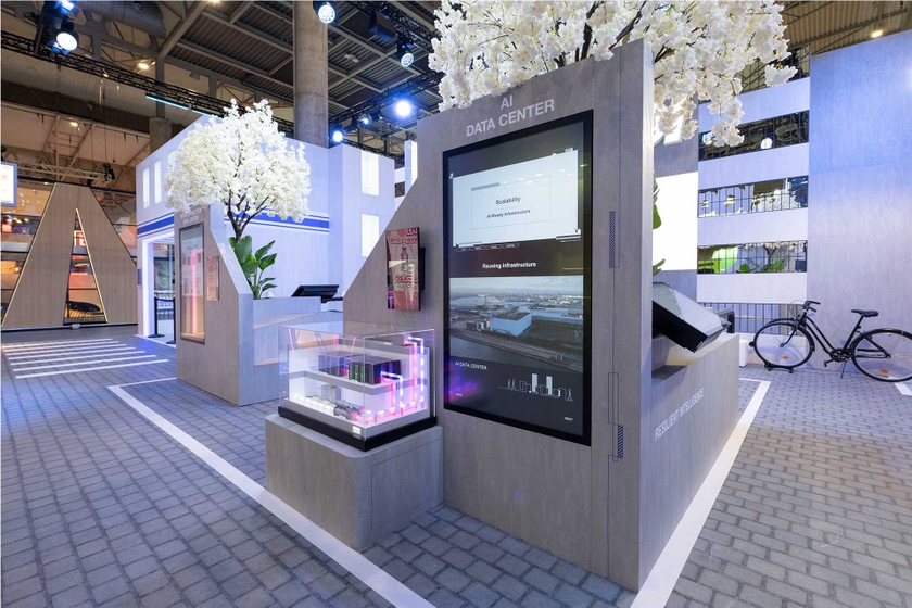 Exhibit of the AI data center. In the foreground is a scale model of the Sakai Data Center.