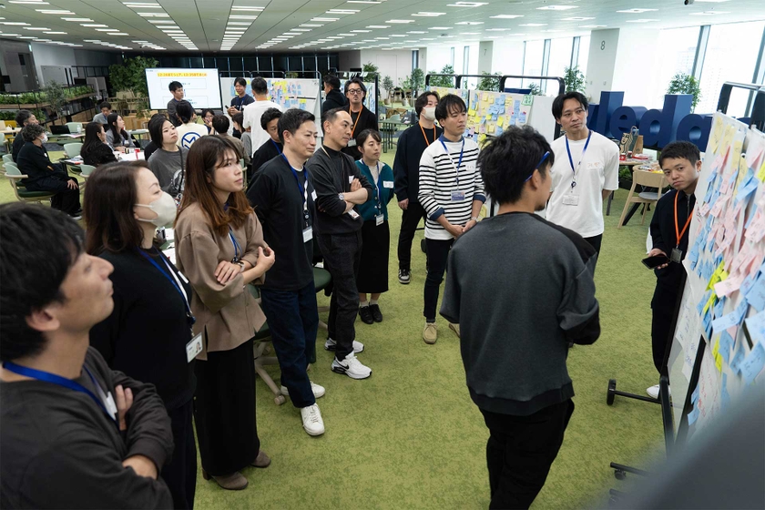 ワークショップでは、立場や世代の異なる社員が集い、それぞれの視点でKDDIの提供価値について、話し合いを重ねた